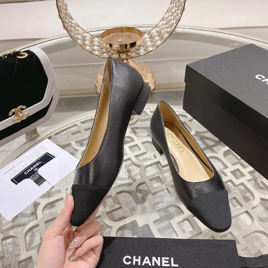 👟👟Ex-factory price 440👟👟 Chanel - Spring and summer classic color-blocked thick heel single shoes ⚠ Fashionable catwalk style ❤ Mixed splicing colors, empty toe style on the inside, 2.5cm thick heel with small logo embellishment, a fashionable interpretation! How to match the series to look good! Original customized wood-colored genuine leather outsole, imported sheepskin surface, goatskin lining for feet... 34-40 regular size (41.42.43 custom-made, non-returnable) 🎁Latest full set of packaging at the counter